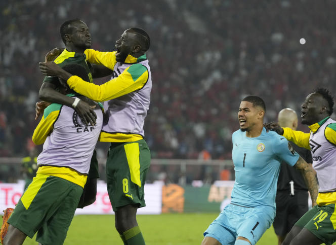 Sadio Mané et ses coéquipiers célèbrent le tir au but de la victoire, au stade Olembé, à Yaoundé, le 6 février 2022. THEMBA HADEBE/ AP