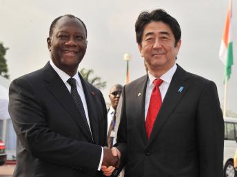 A Abidjan, Shinzo Abe promet 90 millions de dollars d'aide à la Côte d'Ivoire