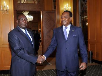 Le président tchadien Idriss Déby Itno (D) reçoit le président de la transition centrafricaine Michel Djotodia, le 14 mai 2013 à N'Djamena. AFP PHOTO / STR