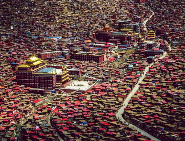 Le centre bouddhiste de Serthar accueille des milliers de moines et de nonnes. DR
