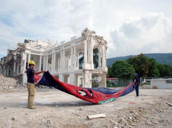 Le déblaiement des ruines du Palais national, monument qui faisait la fierté de tous les Haïtiens, vient de s’achever. Lors du chantier, les ouvriers ont pris soin de conserver l’immense drapeau qui flottait au moment du séisme devant l'édifice. RFI/Amélie Baron