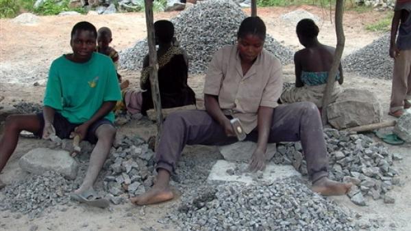 Des enfants au Bénin dans une excavation où la brouette de pierre pillée est ensuite vendue 30 dollars. AFP/ Fiacre Vidjingninou