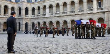 Le chef de l’Etat, François Hollande rend hommage aux deux soldats français tués en mission en Centrafrique durant une cérémonie aux Invalides, Paris, le 16 décembre 2013. REUTERS/Yoan Valat/Pool