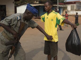 Contrôle de police près de Bangui, le 14 janvier 2014. REUTERS/Siegfried Modola