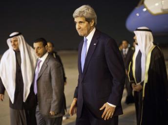 Le secrétaire d'Etat américain John Kerry, arrivant à l'aéroport de Koweït, le 14 janvier 2014. Reuters/Pablo Martinez Monsivais