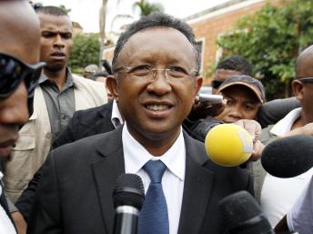Selon les résultats provisoires, Hery Rajaonarimampianina arrive en tête de la présidentielle malgache avec 53,5% des suffrages. REUTERS/Thomas Mukoya