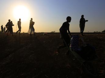 Des réfugiés sud-soudanais arrivent vers Juba après avoir fui les combats, le 16 janvier 2014. REUTERS/Mohamed Nureldin Abdallah