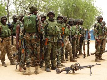 Des soldats nigérians dans le village de Baga, à la sortie de Maiduguri, dans la province de Borno, le 13 mai 2013. REUTERS/Tim Cock
