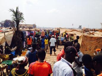 Vue d'un chemin dans le camp de déplacés jouxtant l'aéroport de Bangui, le 19 janvier 2014. RFI