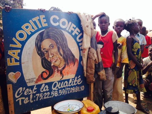 Devant le salon de coiffure pour dames de Favorite, 25 ans, au pied des pistes de l'aéroport de Bangui, le 19 janvier 2014. RFI