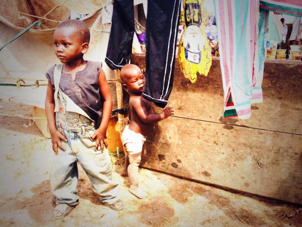 La promiscuité et l'insalubrité gagrènent le camp de déplacés. RFI