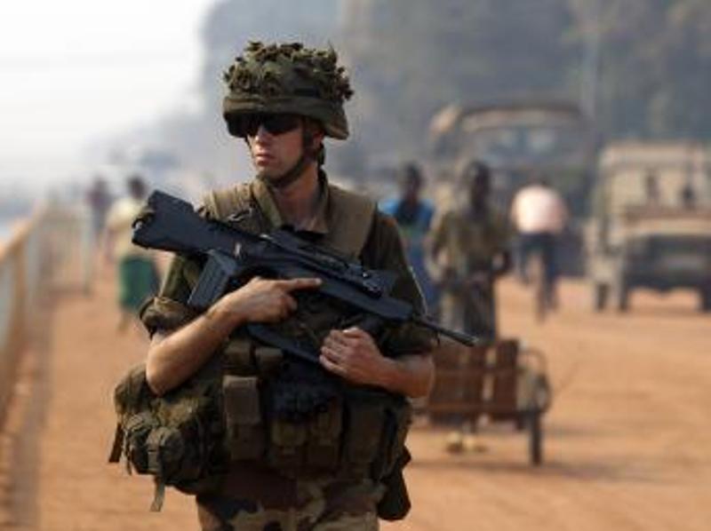 Un soldat de la force Sangaris dans les rues de Bangui, le 18 janvier 2014. L'UE devrait valider l'envoi d'une force pour épauler les militaires français et africains. REUTERS/Siegfried Modola
