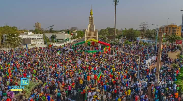 Bamako : des milliers de personnes manifestent pour célébrer le départ des troupes françaises