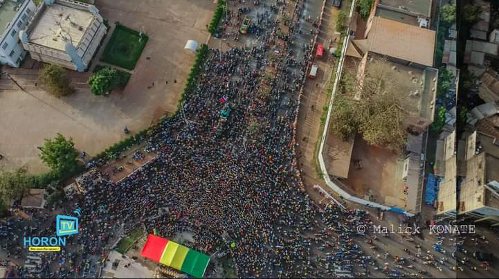 Bamako : des milliers de personnes manifestent pour célébrer le départ des troupes françaises