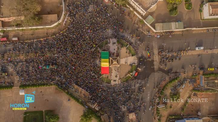 Bamako : des milliers de personnes manifestent pour célébrer le départ des troupes françaises