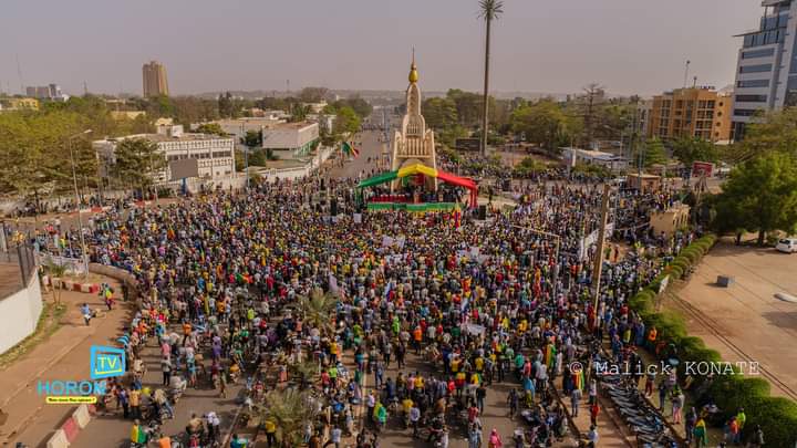 Bamako : des milliers de personnes manifestent pour célébrer le départ des troupes françaises
