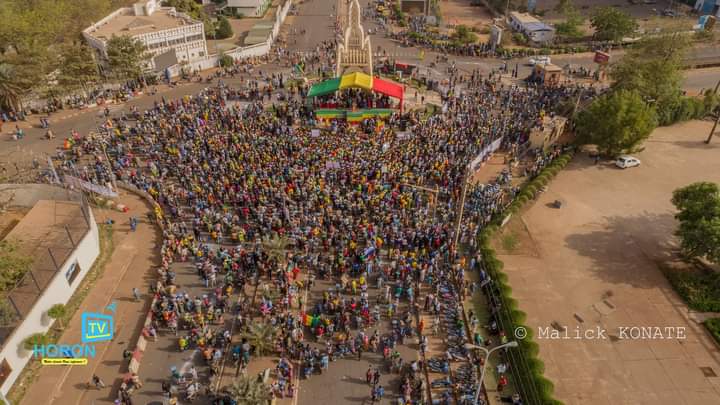 Bamako : des milliers de personnes manifestent pour célébrer le départ des troupes françaises