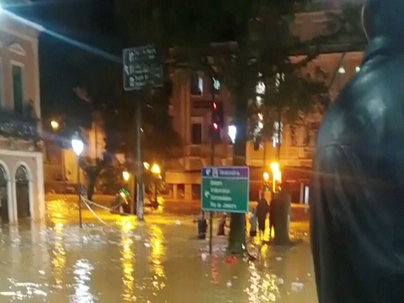 Brésil: le bilan des victimes des inondations à Petropolis de nouveau revu à la hausse