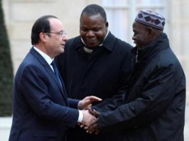 Le président François Hollande accueille le leader de la communauté musulmane de Centrafrique, l'imam Oumar Kobine Layama, et l'archevêque de Bangui, Mgr Dieudonné Nzapalainga, à l'Elysée le 23 janvier. AFP PHOTO ALAIN JOCARD