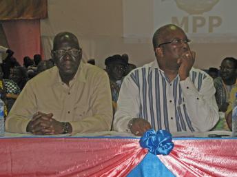 Le président du MPP Roch Marc Christian Kaboré (D) et Salif Diallo, chargé de l'orientation politique du nouveau parti, ont ouvert l'assemblée générale constitutive. Ouagadougou, le 25 janvier 2014. RFI/Yaya Boudani