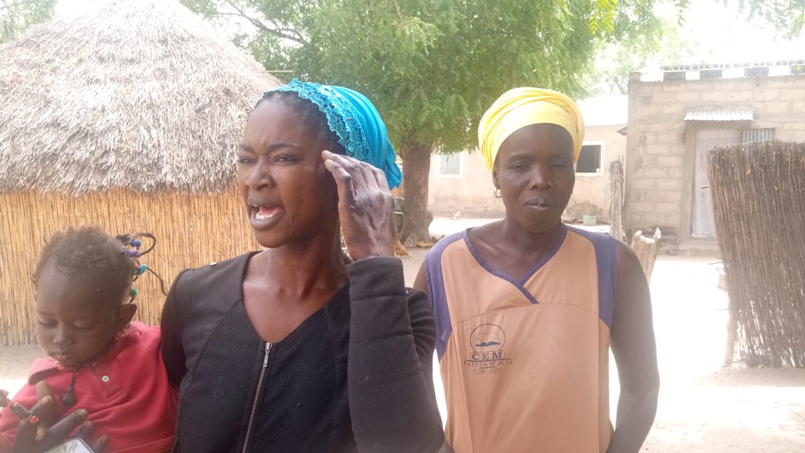 Ndeye Codou Dione, habillée en haiut noir et foulard bleu sur la tête