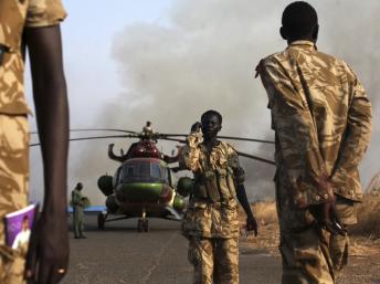 Des soldats de l'armée populaire de libération du Soudan du Sud (SPLA) à l’aéroport de Juba, le 25 janvier 2014, où un hélicoptère vient de rentrer de Bor. REUTERS/Andreea Campeanu