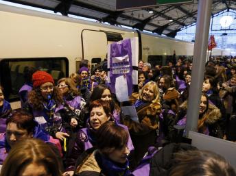 Le « Train de la Liberté », parti des Asturies dans le Nord de l'Espagne, est passé à Valladolid hier et arrivera à Madrid ce samedi. AFP/Cesar Manso
