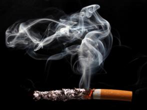 Les hommes fumeurs boivent davantage que les autres. L'étude a donc été effectué sur 57 000 fumeurs. Getty Images/Photodisc/Nicholas Eveleigh