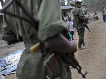 Des combattants des FDLR à Lushebere, dans l'est de la RDC, en novembre 2008. AFP PHOTO/ Tony KARUMBA