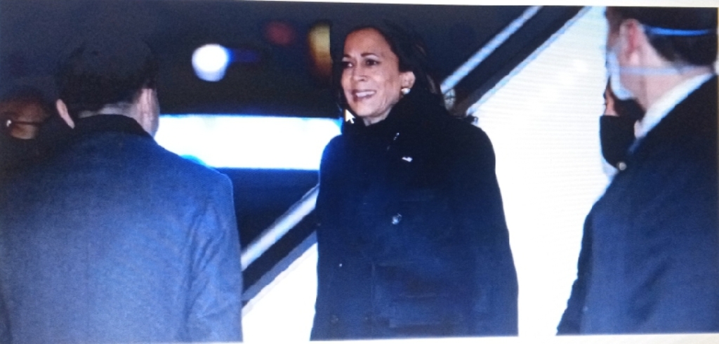 La vice-présidente américaine Kamala Harris lors de sa descente de l'avion à son arrivée à Varsovie, le 9 mars 2022. AFP - SAUL LOEB