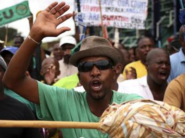 Des mineurs manifestent devant le site de Lonmin, à Rustenburg, dans le nord-est de Johannesburg, le jeudi 30 janvier 2014. REUTERS/Siphiwe Sibeko