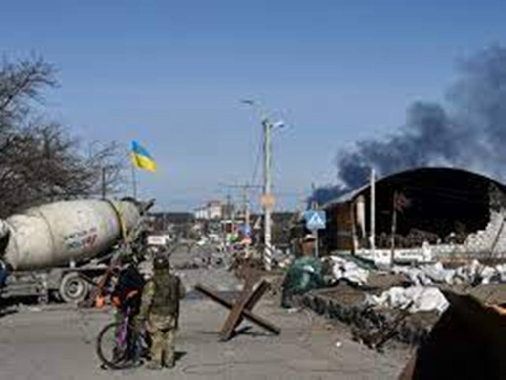Guerre en Ukraine: les combats font rage aux abords de Kiev, Marioupol assiégée