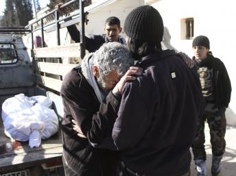 Un homme pleure l'un des ses proches après une attaque aux barils d'explosifs, selon des témoignages d'opposants, le 3 février 2014 à Alep. REUTERS/Hosam Katan