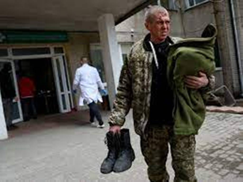 Guerre en Ukraine: les bombardements s'étendent à l'Ouest, une base militaire frappée près de Lviv