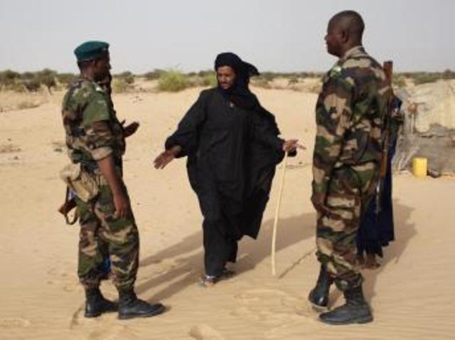 Dans le village de Tashek, au nord du Mali, une patrouille de militaires discute avec un touareg. REUTERS/Joe Penney