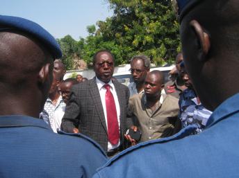 Le président limogé de l'Uprona, Charles Nditije, entouré de quelques militants se heurte à un barrage de la police, le 1er février 2014 à Bujumbura. RFI/Esdras Ndikumana