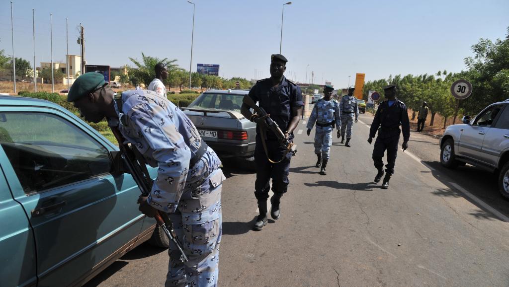 Les contrôles de police ont été renforcés dans la capitale malienne. AFP PHOTO / ISSOUF SANOGO