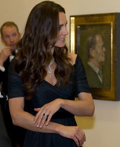 Kate Middleton : Bronzage, décolleté et rivière de diamants, sa rentrée à la NPG
