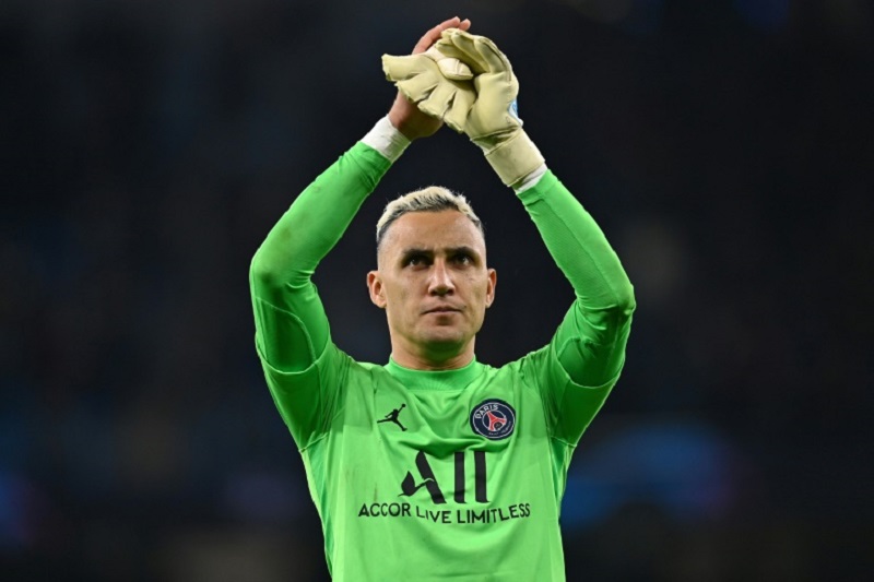 Le gardien du Paris SG Keylor Navas accueille des réfugiés ukrainiens chez lui