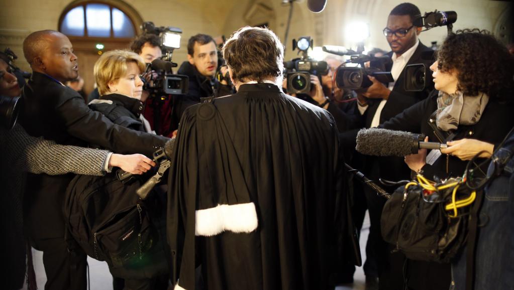 Un avocat intervient devant la presse, en marge du procès de Patrice Simbikangwa, le 4 février à Paris. REUTERS/Charles Platiau