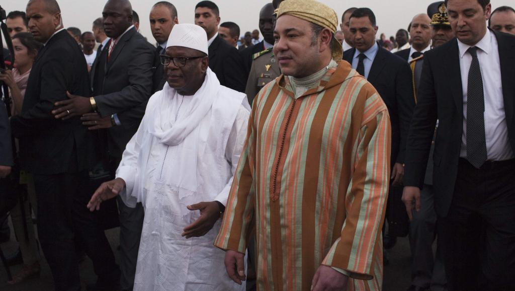 Le roi du Maroc Mohammed VI a été accueilli par le président IBK à son arrivée au Mali, ce mardi 18 février.