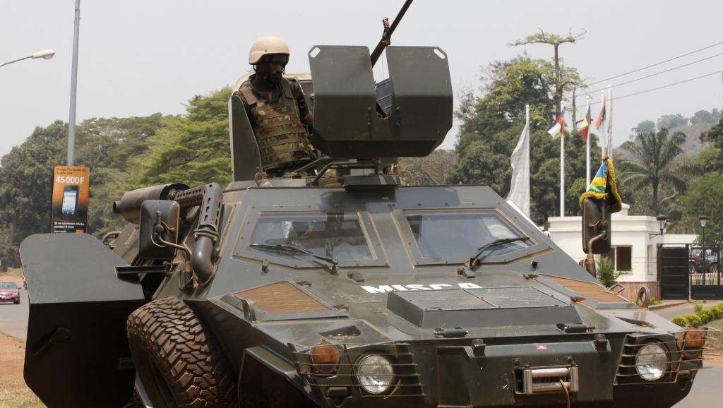 Des soldats de la Misca à Bangui, le 19 février 2014. La capitale centrafricaine a été secouée par des tirs et des explosions aux abords de l'aéroport ,