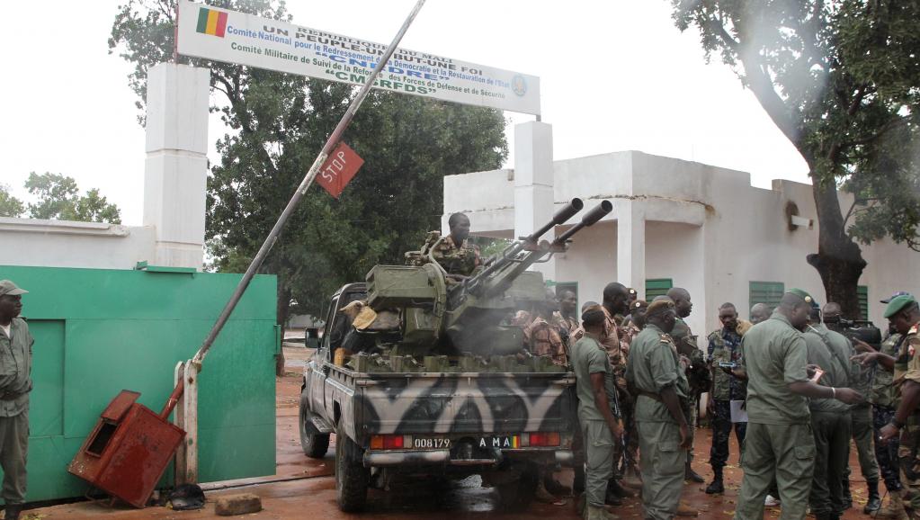 Entrée du camp militaire de Kati, près de Bamako, Mali, le 3 octobre 2013. AFP PHOTO/HABIBOU KOUYATE