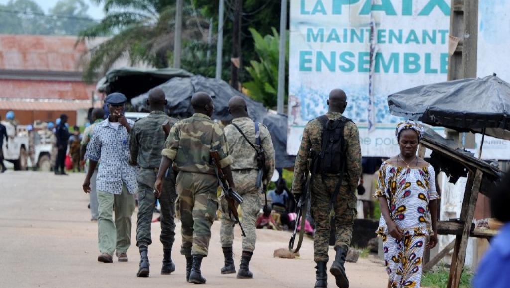 Une patrouille dans les rues de Duékoué. La région est soumise à des attaques récurrentes, menées par des groupes venus du Liberia voisin.