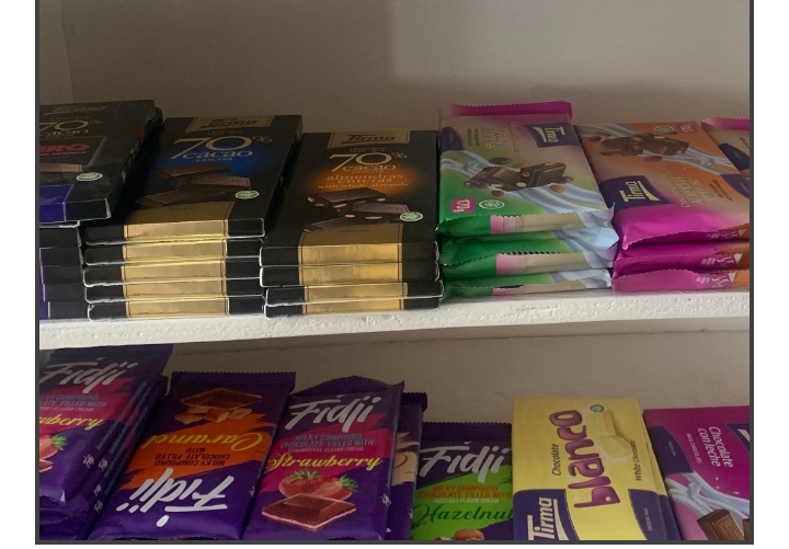 Interdit en Europe, le chocolat Kinder toujours en vente dans les rayons au Sénégal, malgré les risques 