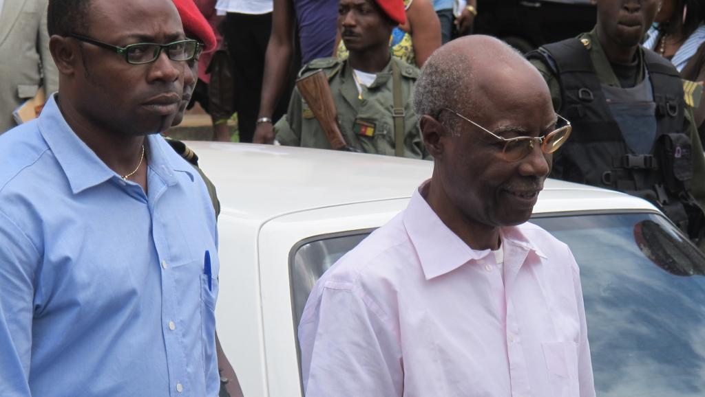 A droite: Titus Edzoa, ancien ténor du régime camerounais devenu candidat contre M. Biya, photographié en juillet 2012, quelques mois avant sa deuxième condamnation pour corruption.