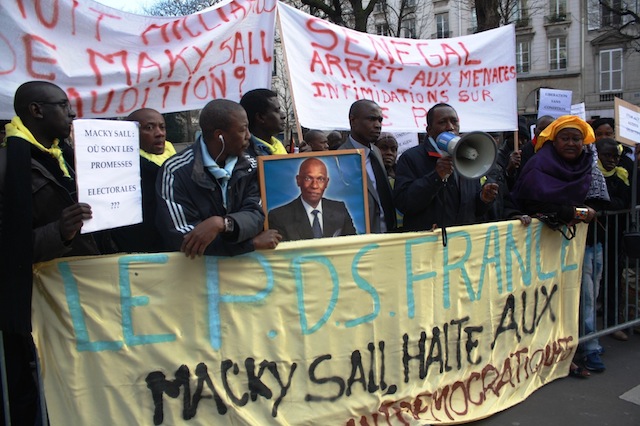 Paris : les pro-Karim manifestent, « ce sont des Sdf » pour Abdou Mbow