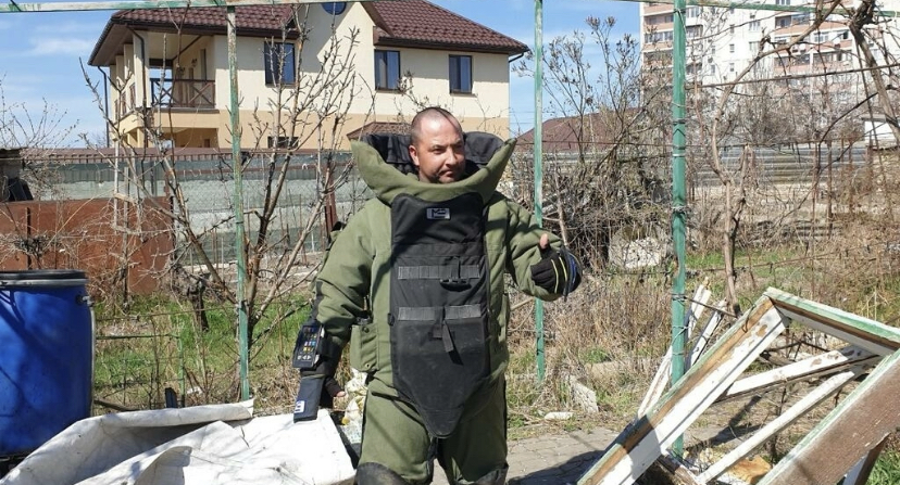 Ukraine: à Mykolaïv, les démineurs sillonnent la ville à la recherche de bombes à sous-munitions