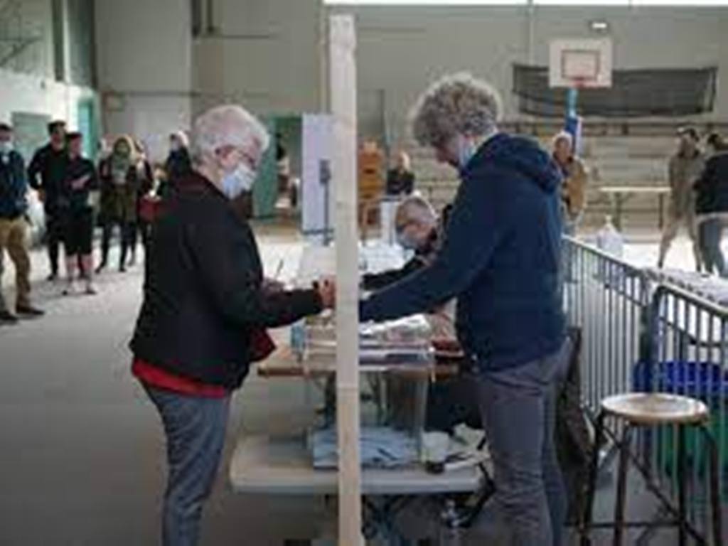 France:  le taux de participation à 25,48 % à midi, en baisse de trois points par rapport à 2017