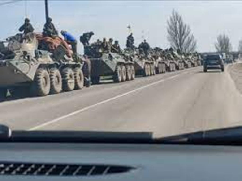 Des images amateur montrent des convois militaires russes se diriger vers le Donbass